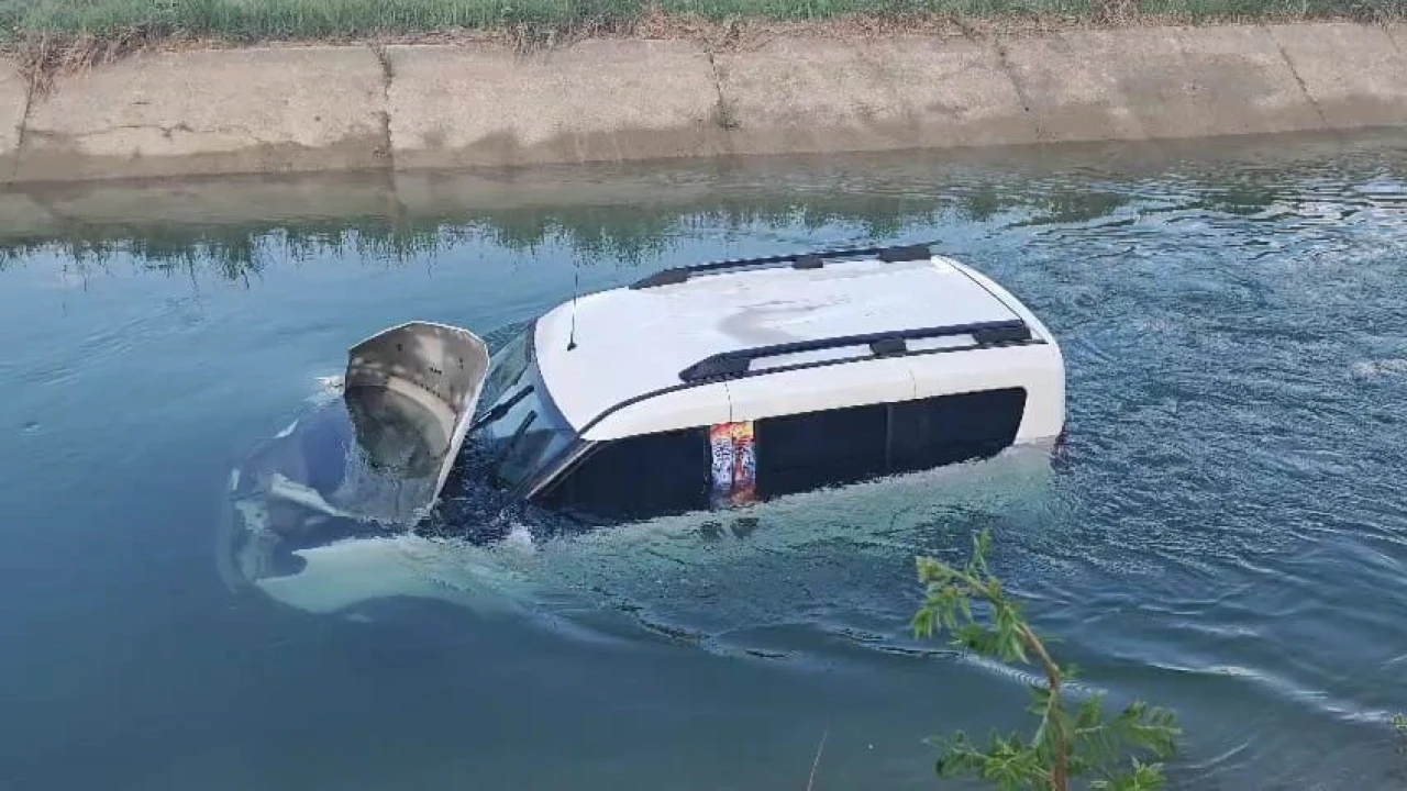 Hafif ticari araç sulama kanalına devrildi: Sürücü yardımı reddetti