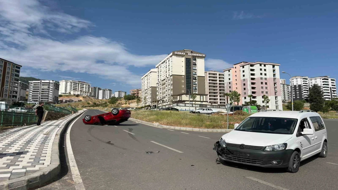 Hafif ticari araçla çarpışan otomobil takla attı sürücüsü yaralandı