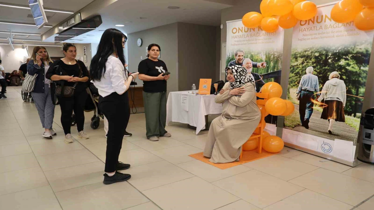 Hastaneye gelenler kas yaşlarını öğrenmek için sıraya girdi