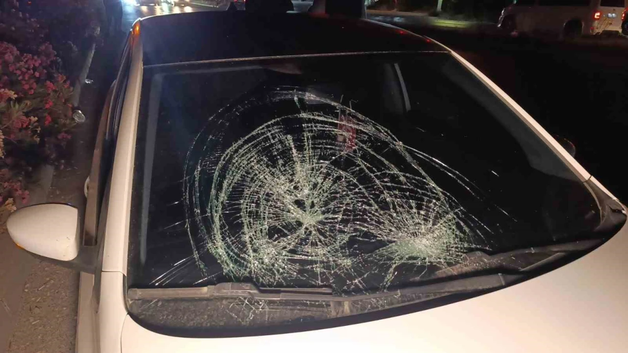 Herkes kırmızı ışıkta dururken emniyet şeridinden geçip yayayı ezdi