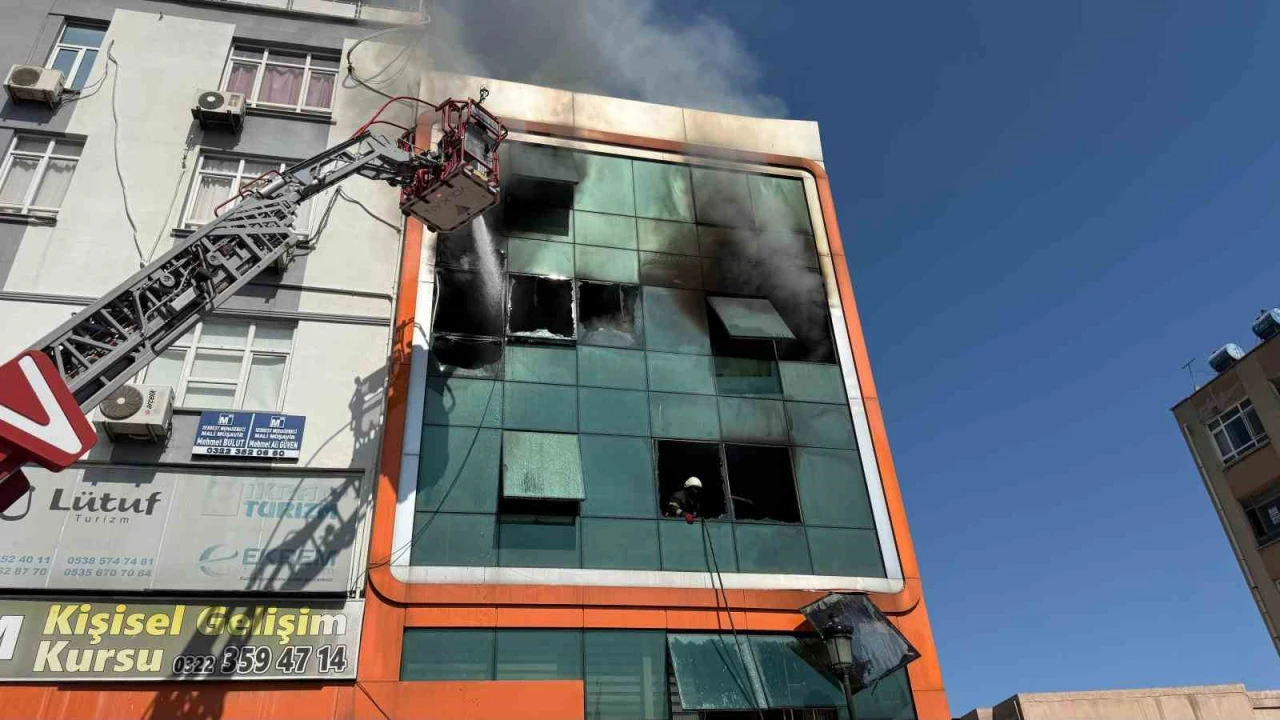 İş merkezinde yangın: 2 işçi atlayarak kurtulmaya çalıştı