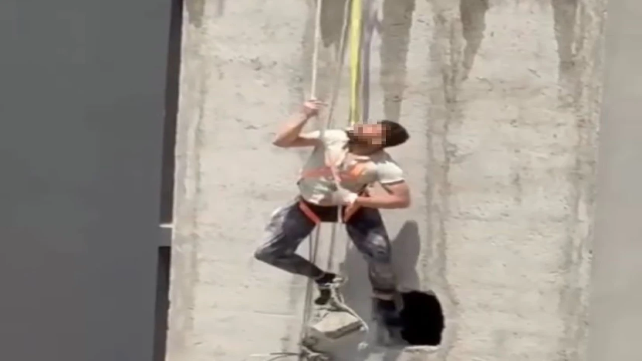 İskele halatı koptu, işçi ölümden döndü