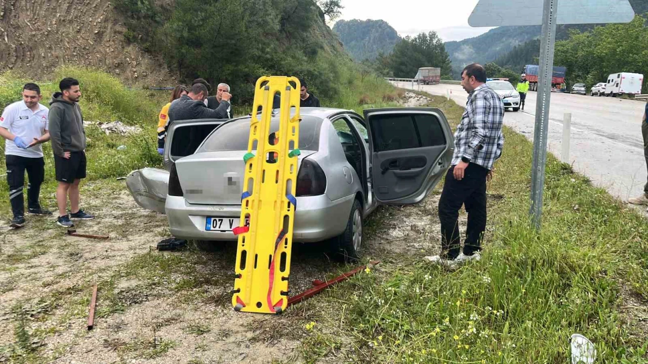 Isparta-Antalya karayolunda otomobil ile kamyon çarpıştı: 1 yaralı