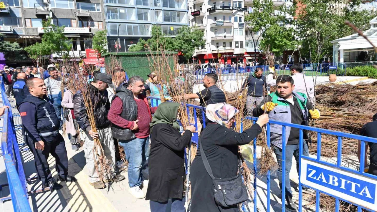 Isparta Belediyesi 15 bin adet meyve fidanı dağıttı