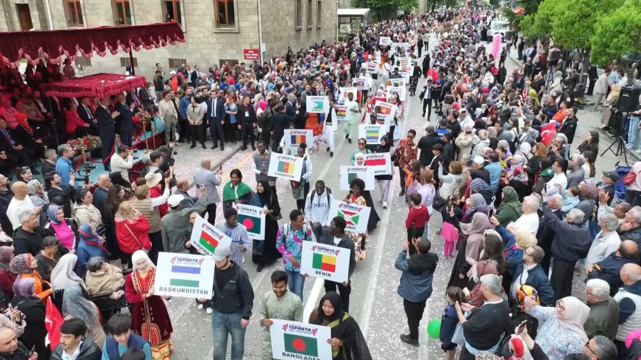 Isparta sokakları gül sularıyla yıkandı, Uluslararası Gül Festivali görsel şölene dönüştü