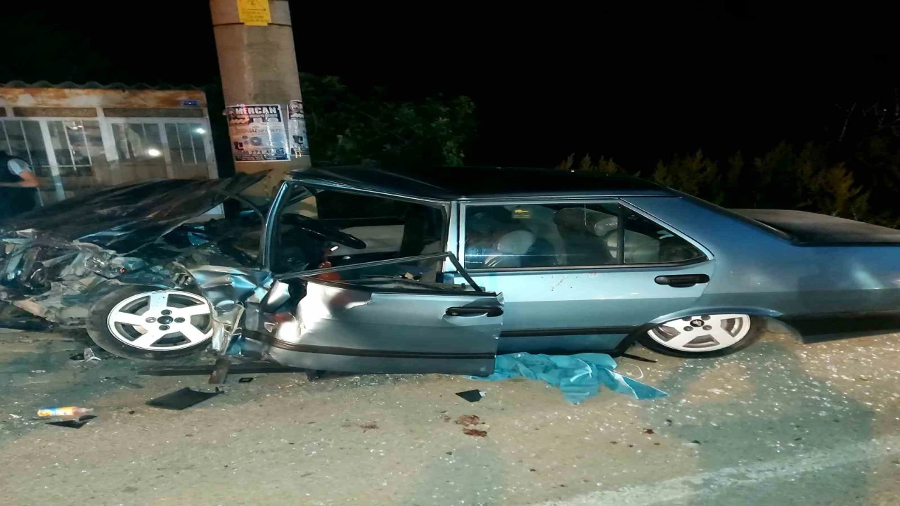 Ispartada iki otomobil kafa kafaya çarpıştı: 4 yaralı