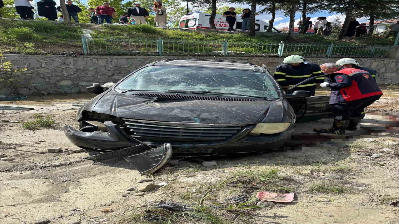 Ispartada kontrolden çıkan otomobil kanala düştü: 2 yaralı