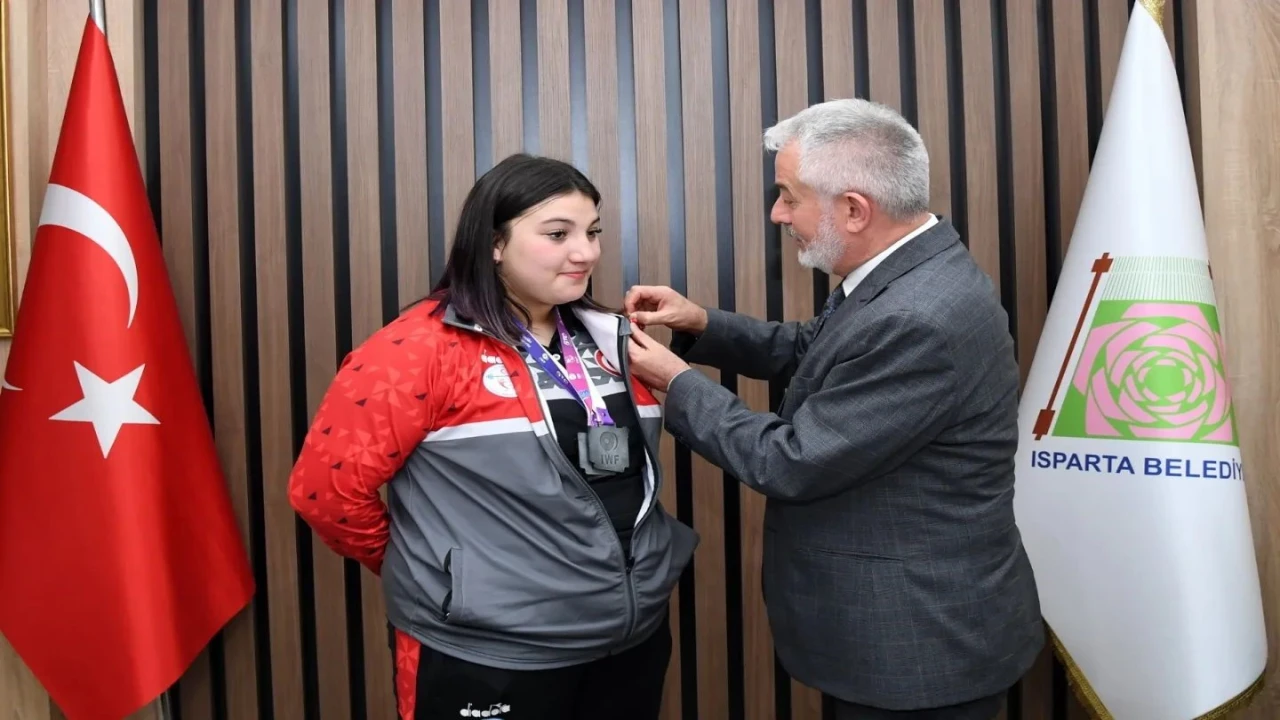 Ispartalı halterci Fatma Gül Çevikten dünya şampiyonluğu