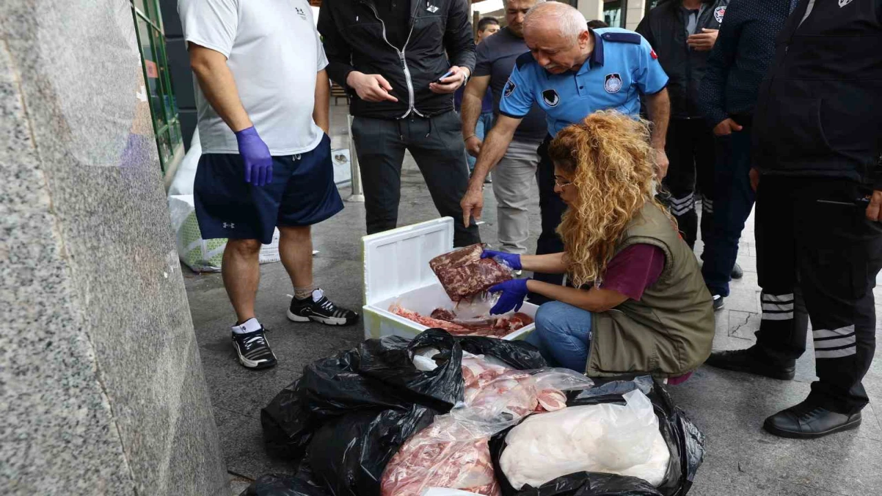 İzmirden Antalyaya yolcu otobüsüyle çöp poşetinde 300 kilo et gönderdiler