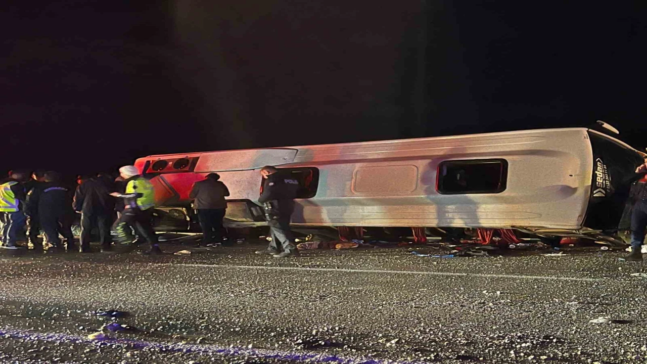 Kahramanmaraşta kontrolden çıkan minibüs devrildi: 1 ölü, 19 yaralı