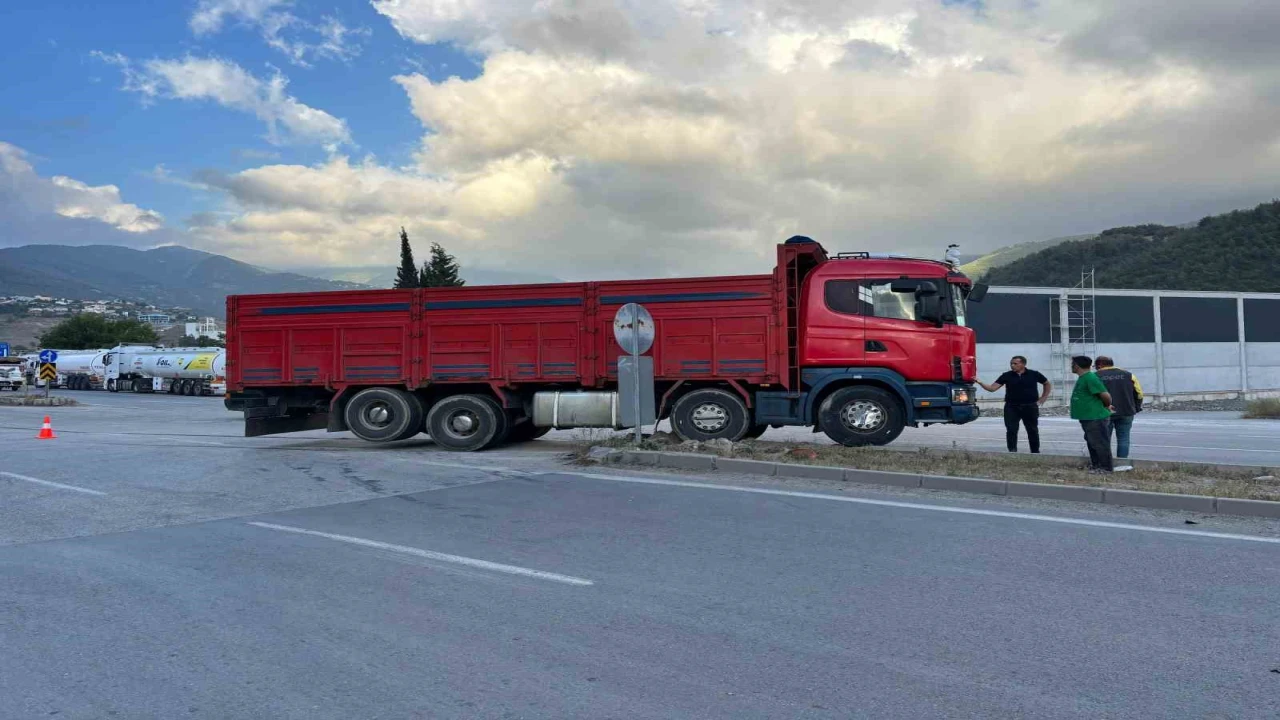 Kamyonet ile otomobil çarpıştı: 1 yaralı