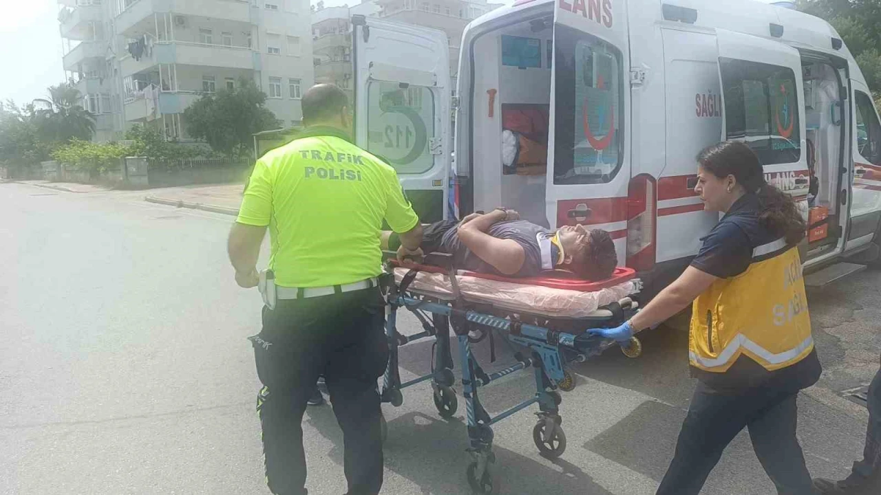 Kamyonete çarpmamak için motosikleti devirdi, kaskı hayatını kurtardı