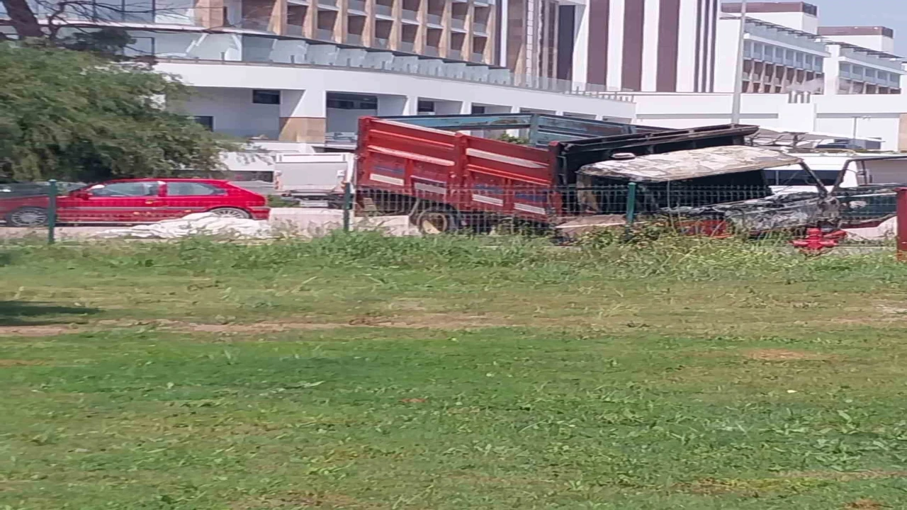 Kamyonette çıkıp çam ağacına sıçrayan yangın söndürüldü