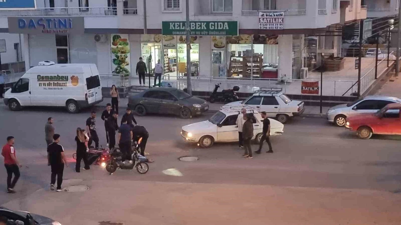 Kaza anı kamerada: Yaralı sürücüyü kaldırıp kenara götürdüler