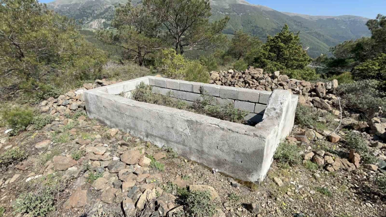 Kentin zirve noktasındaki tek mezar sırrını koruyor