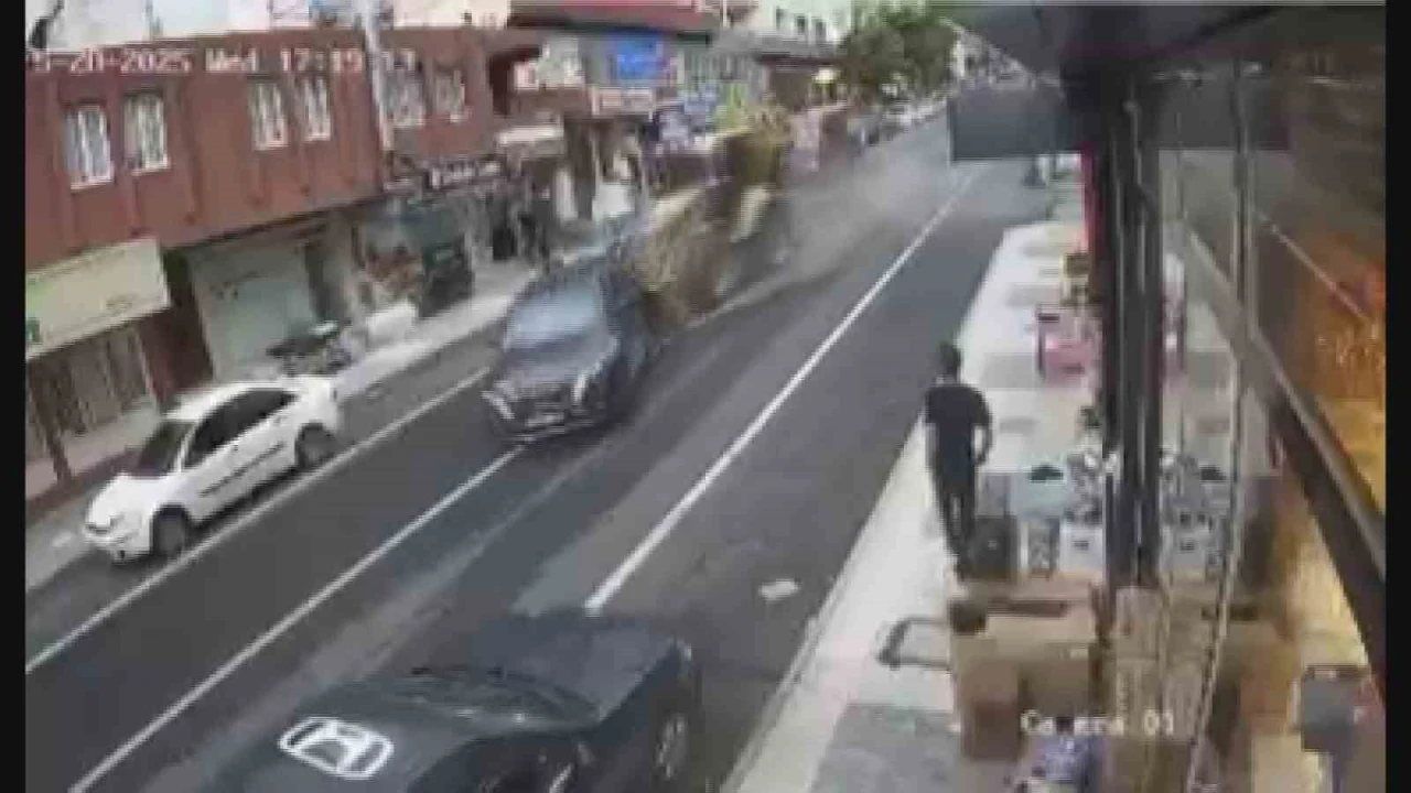 Kepçe araçları biçti: O anlar kamerada