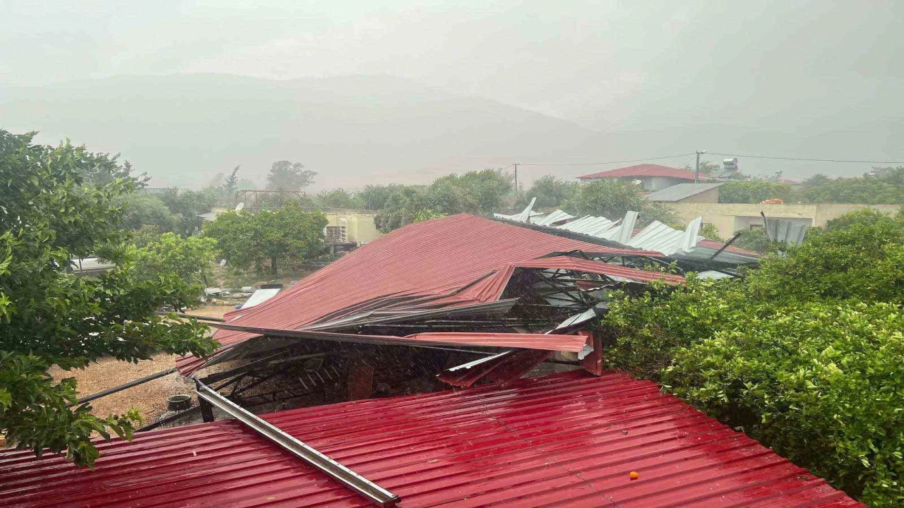 Kısa süreli yağış ve fırtına korku dolu anlar yaşattı