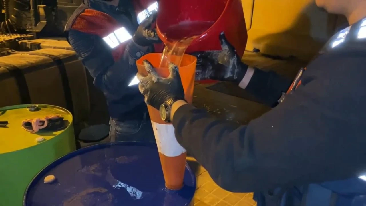 Litrelerce sıvı uyuşturucu böyle ele geçirildi
