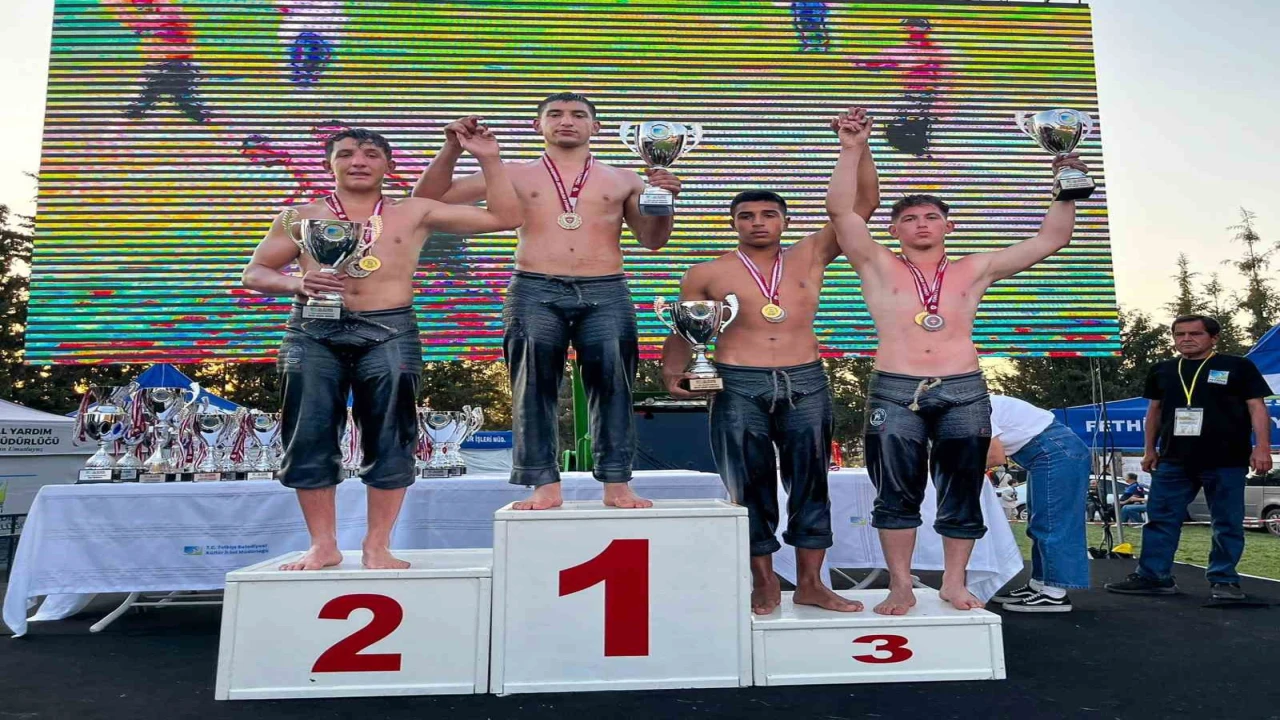 Manavgat Belediyesi güreşçileri Fethiyeden madalyalarla döndü