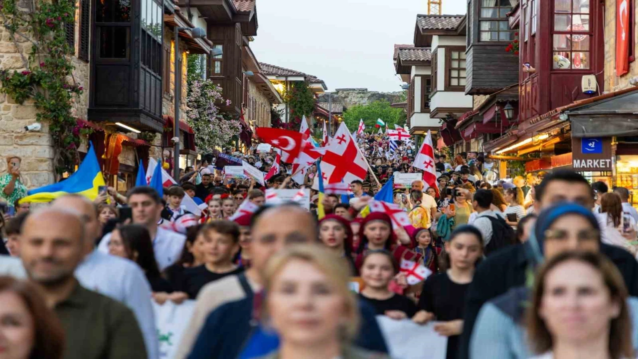 Manavgatta dans ve müzik festivaline görkemli açılış