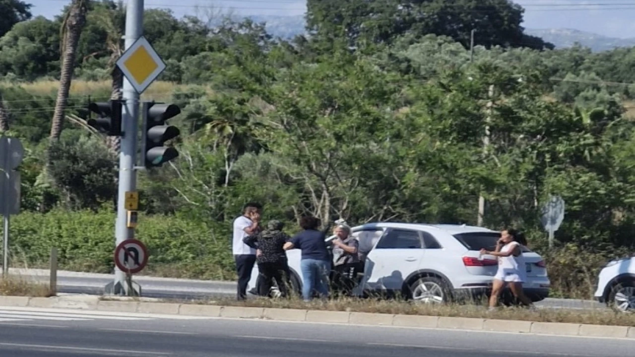 Manavgatta kırmızı ışıkta otomobil ile kamyonet çarpıştı: 3 yaralı