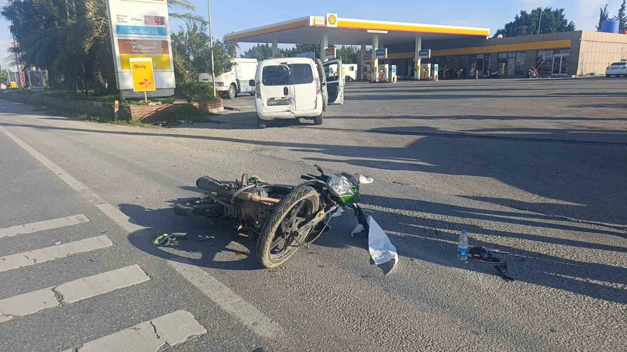 Manavgatta ticari araca arkadan çarpan motosiklet sürücüsü yaralandı