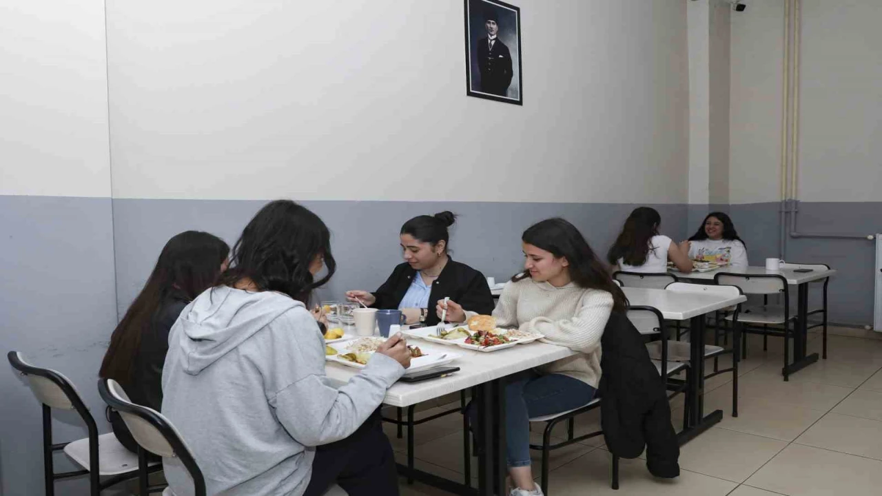 Mersin Büyükşehir Belediyesinden Gülnarda eğitim hayatına destek