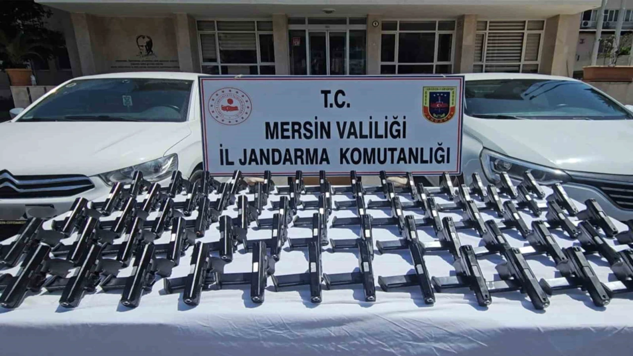 Mersinde 2 otomobilde 70 tabanca ele geçirildi: 2 tutuklama