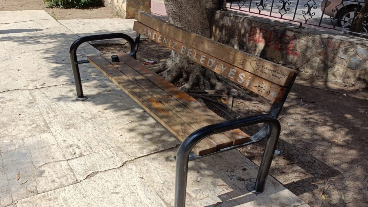 Mersinde belediyenin park ve yeşil alanları tahrip edildi