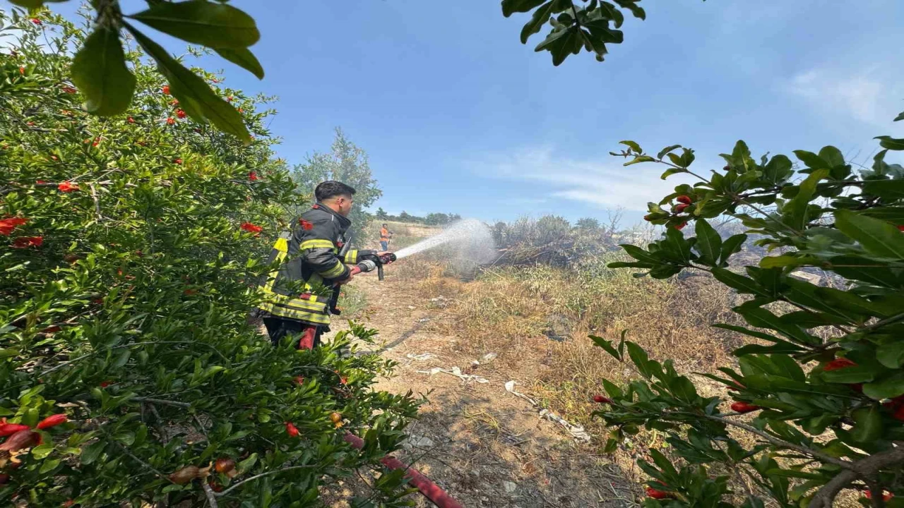 Mersinde çalılık yangını bahçeye sıçramadan söndürüldü
