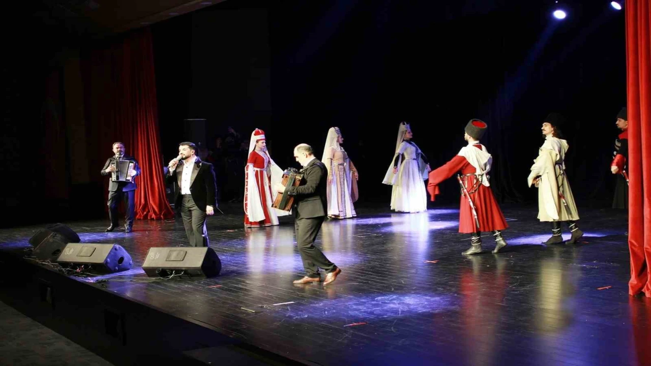 Mersinde Çerkes müziği ve dansı rüzgarı esti