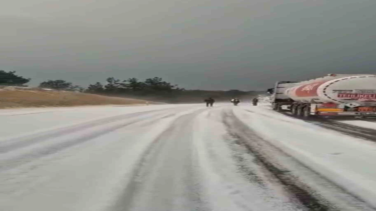 Mersinde dolu etkili oldu, karayolu trafiğe kapandı