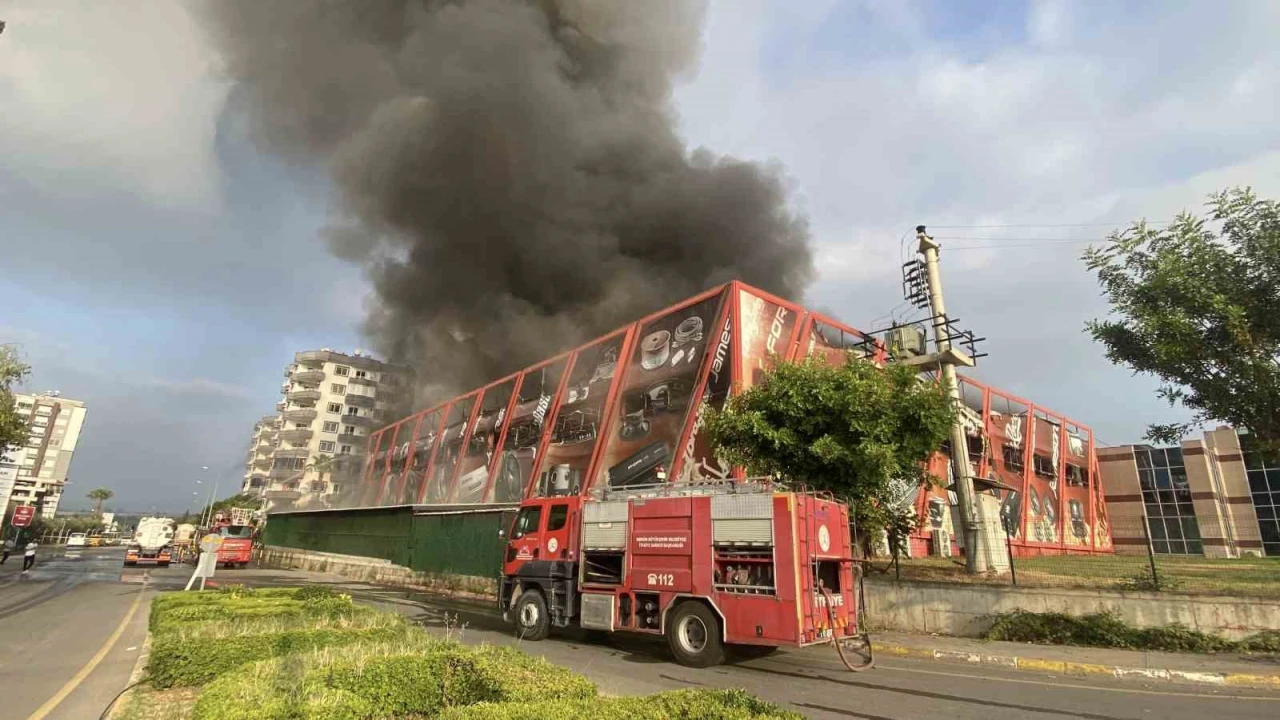 Mersinde elektronik eşya üreten fabrikada yangın... Alevler metrelerce yükseldi
