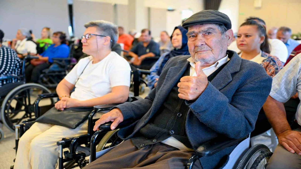 Mersinde engellilere akülü sandalye desteği