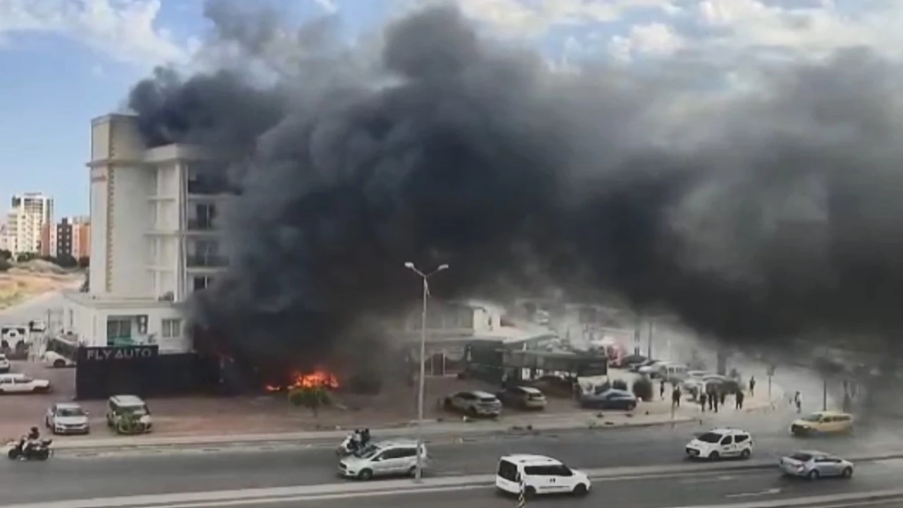 Mersinde korkutan yangın: Patlama sesleri ile alevler yükseldi