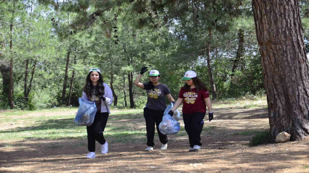 Mersinde öğrenciler ormanlık alanda temizlik yaptı