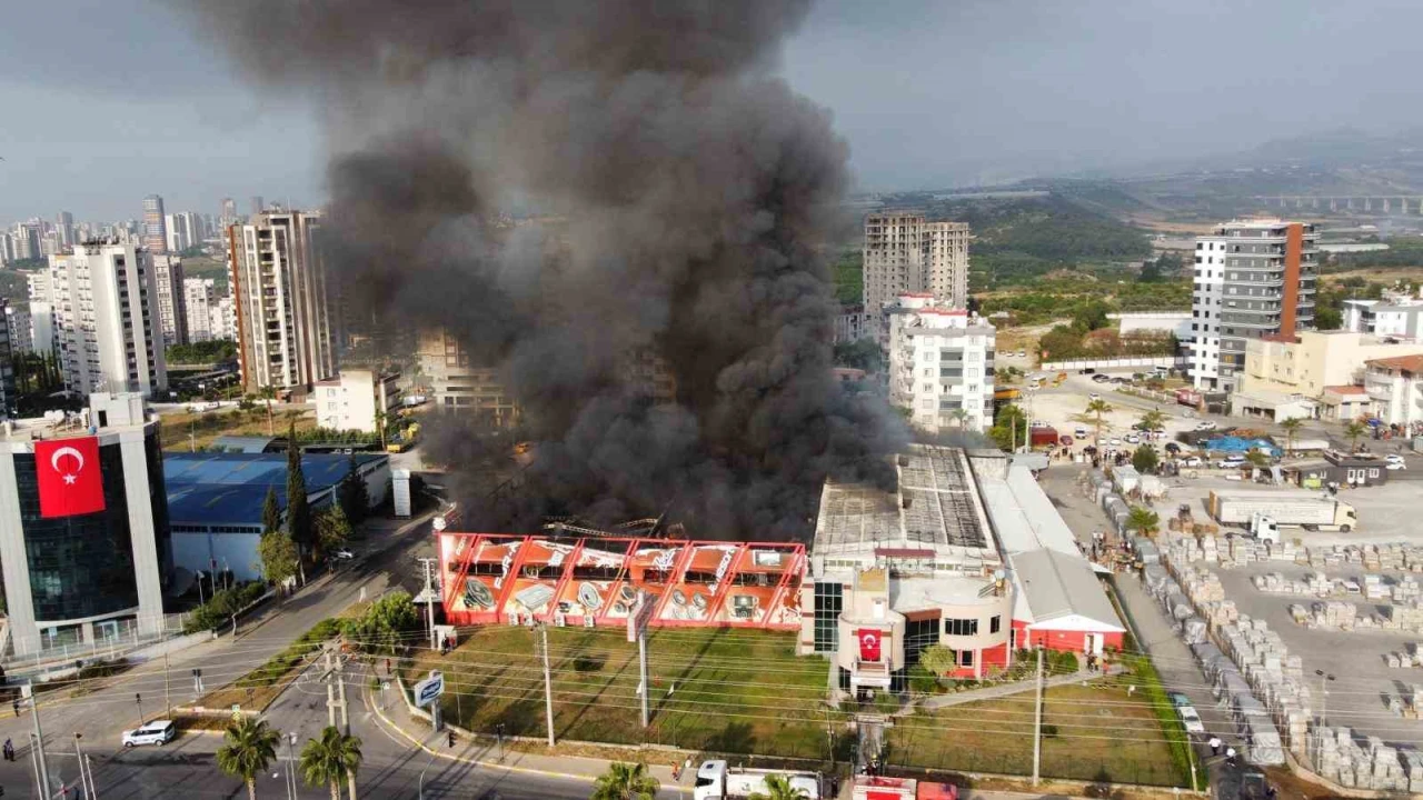 Mersindeki fabrika yangını sürüyor: Son durum havadan görüntülendi