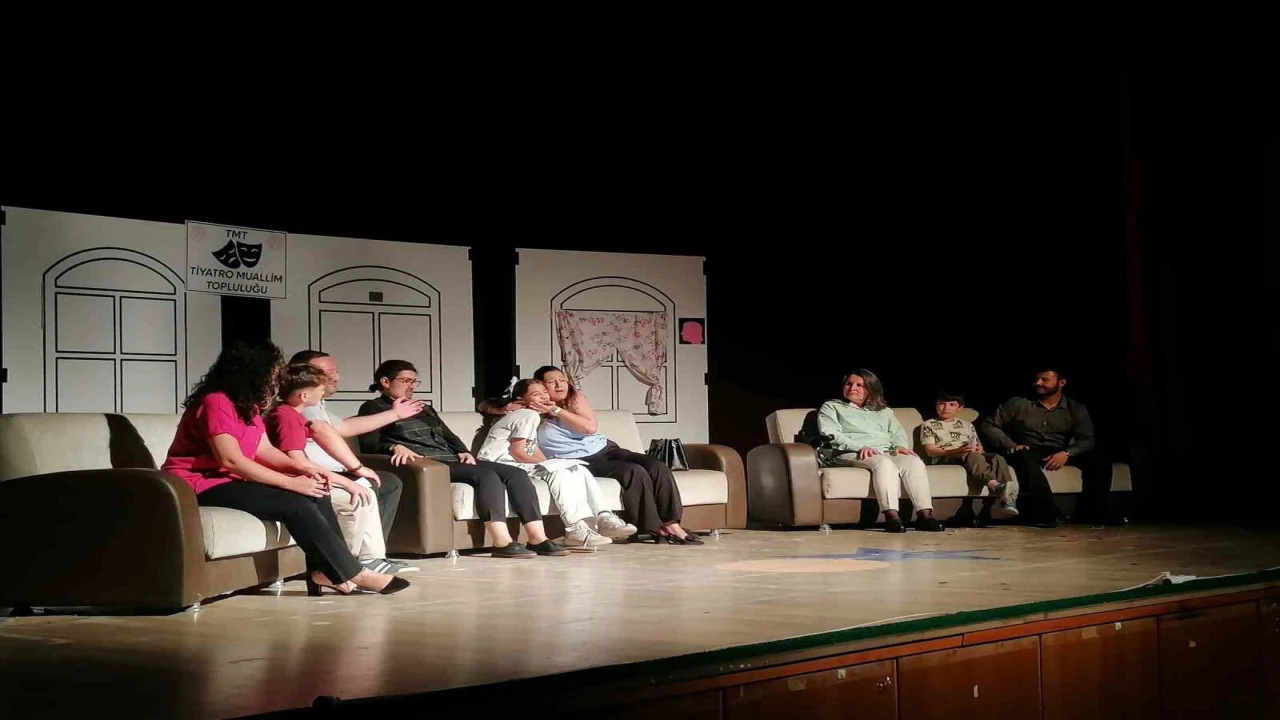 Mutta Gülelim Güldürelim Tiyatro oyunu büyük beğeni topladı