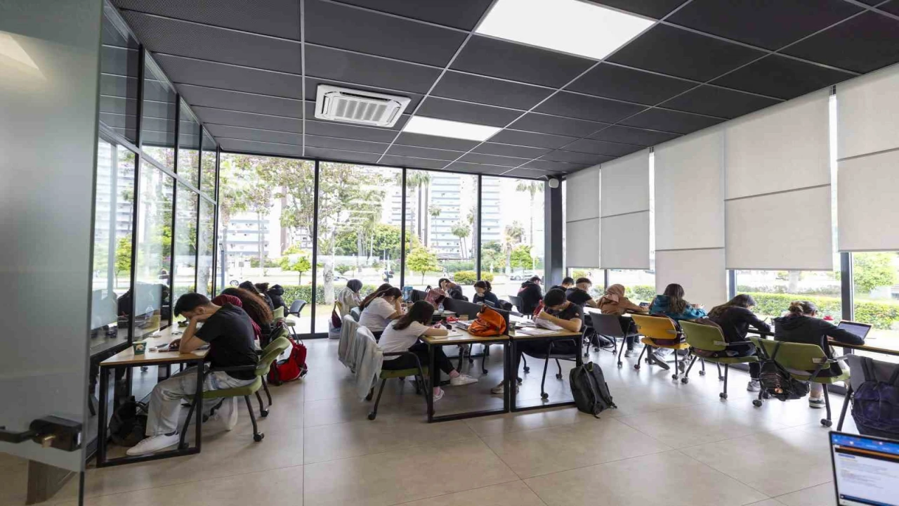 Okuma salonları gençlere güvenli ve konforlu ortam sunuyor
