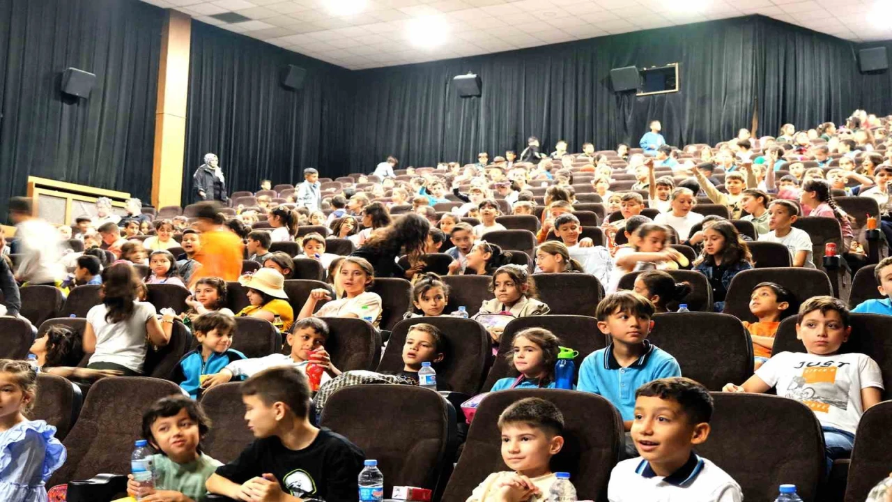 Onikişubat Belediyesinden kırsaldaki 1500 öğrenciye sinema hediyesi