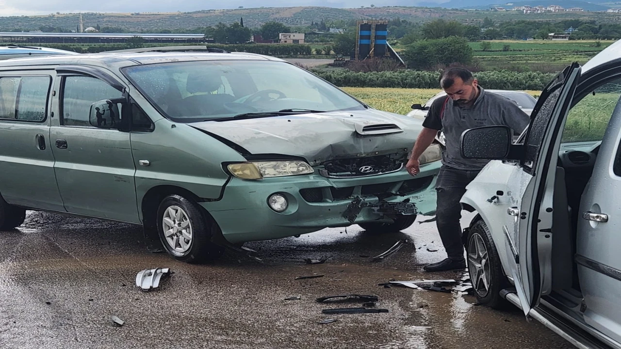 Osmaniyede minibüs ile ticari araç çarpıştı