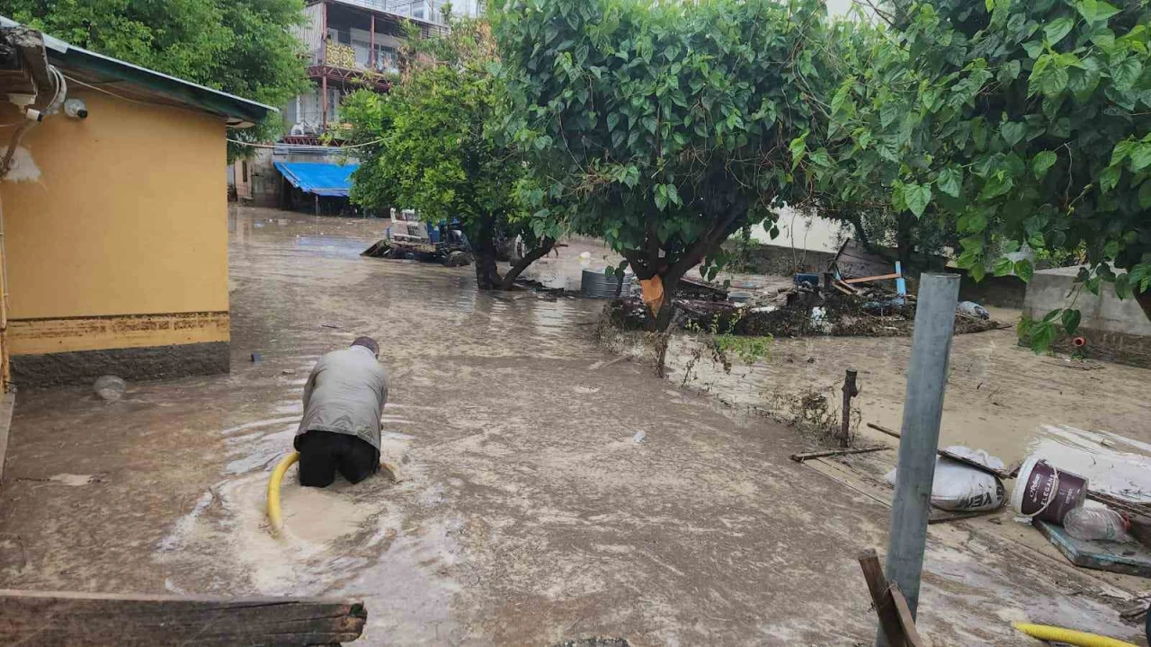 Osmaniyede sağanak hayatı felç etti