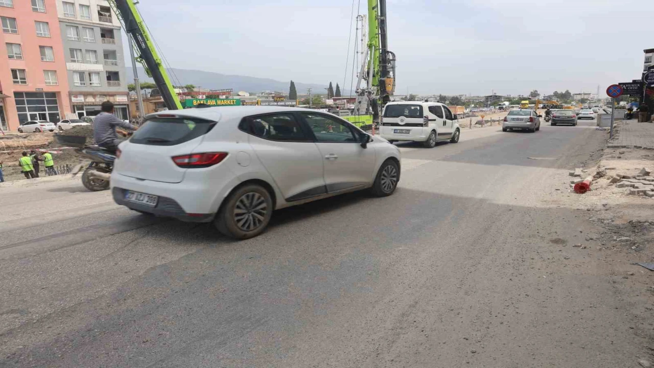 Hatay'da Kamyon Otomobili Sürükledi