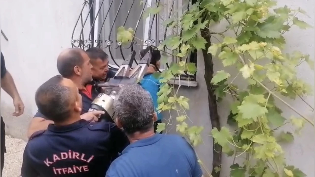 Oyun oynarken kafası demir parmaklığa sıkışan çocuğu itfaiye kurtardı