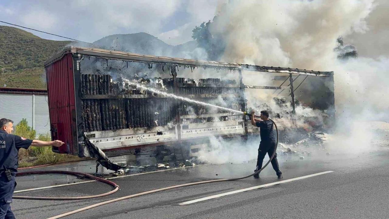 Peçete yüklü tır alev alev yandı