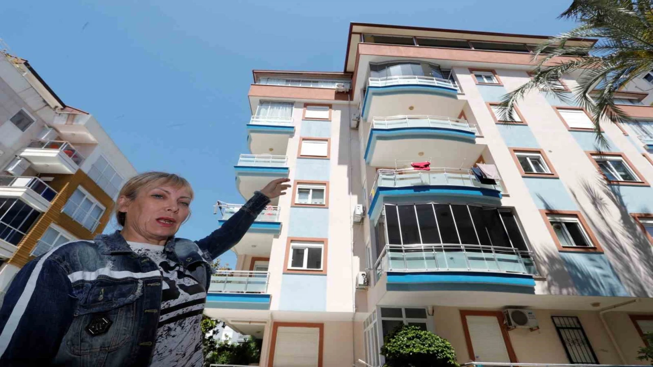 Rus öğretmen Antalyada varlık içinde yokluk yaşıyor