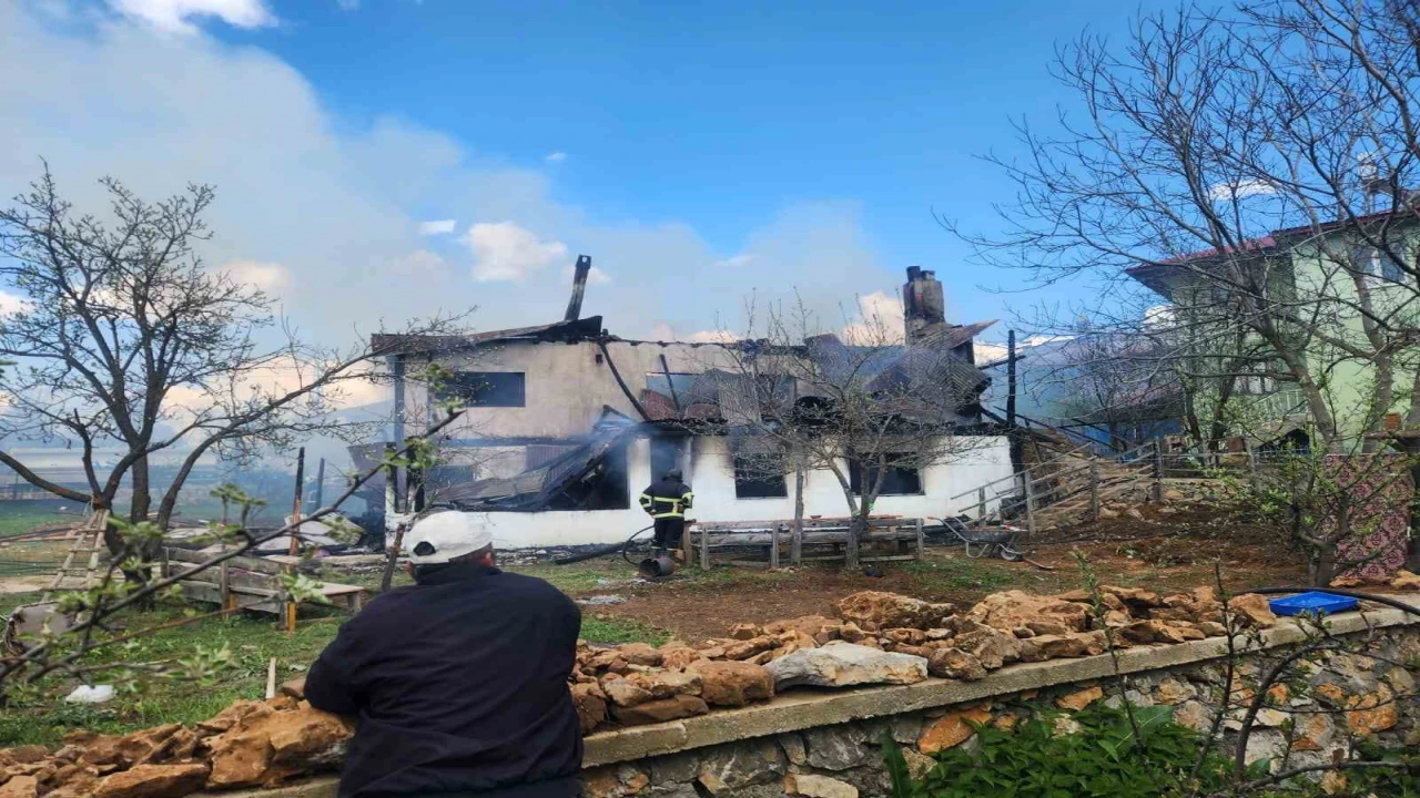 Saimbeylide yanan ev kullanılmaz hale geldi