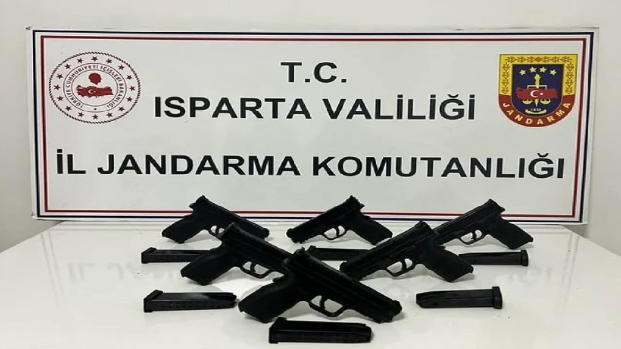 Şarkikaraağaçta ruhsatsız silah operasyonu