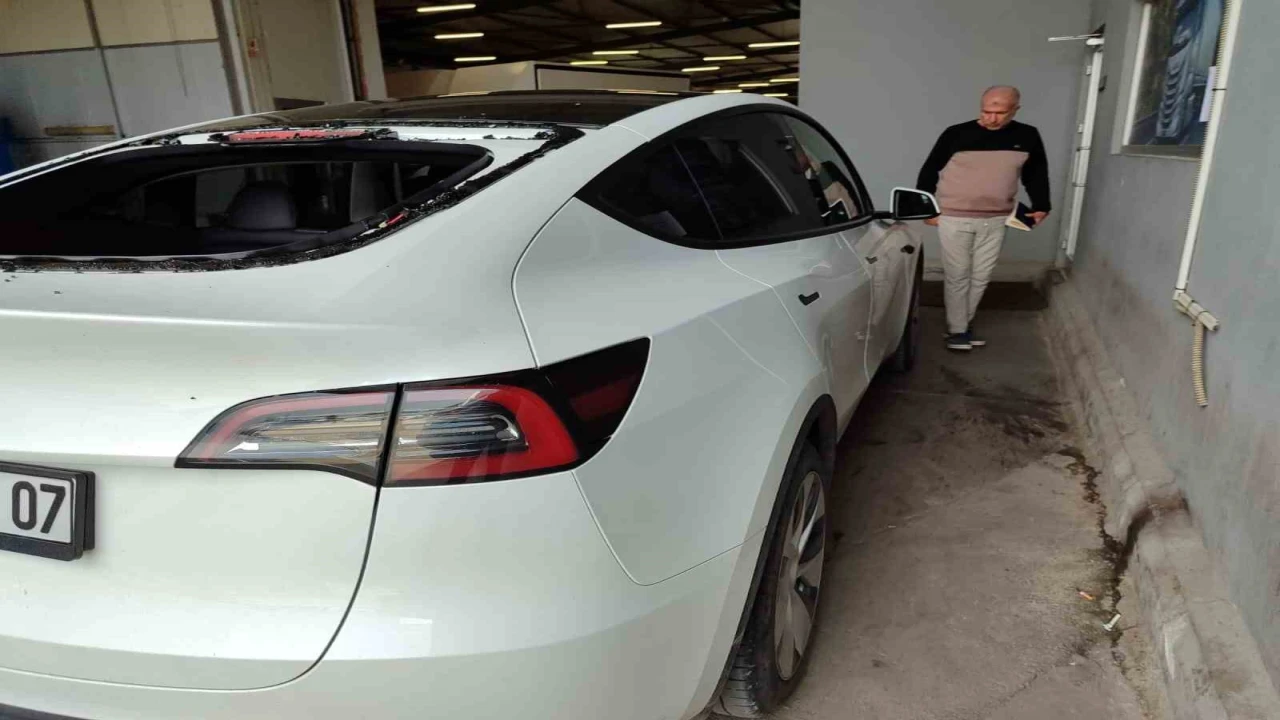 Serikte dolu yağışı lüks otomobilin camlarını kırdı