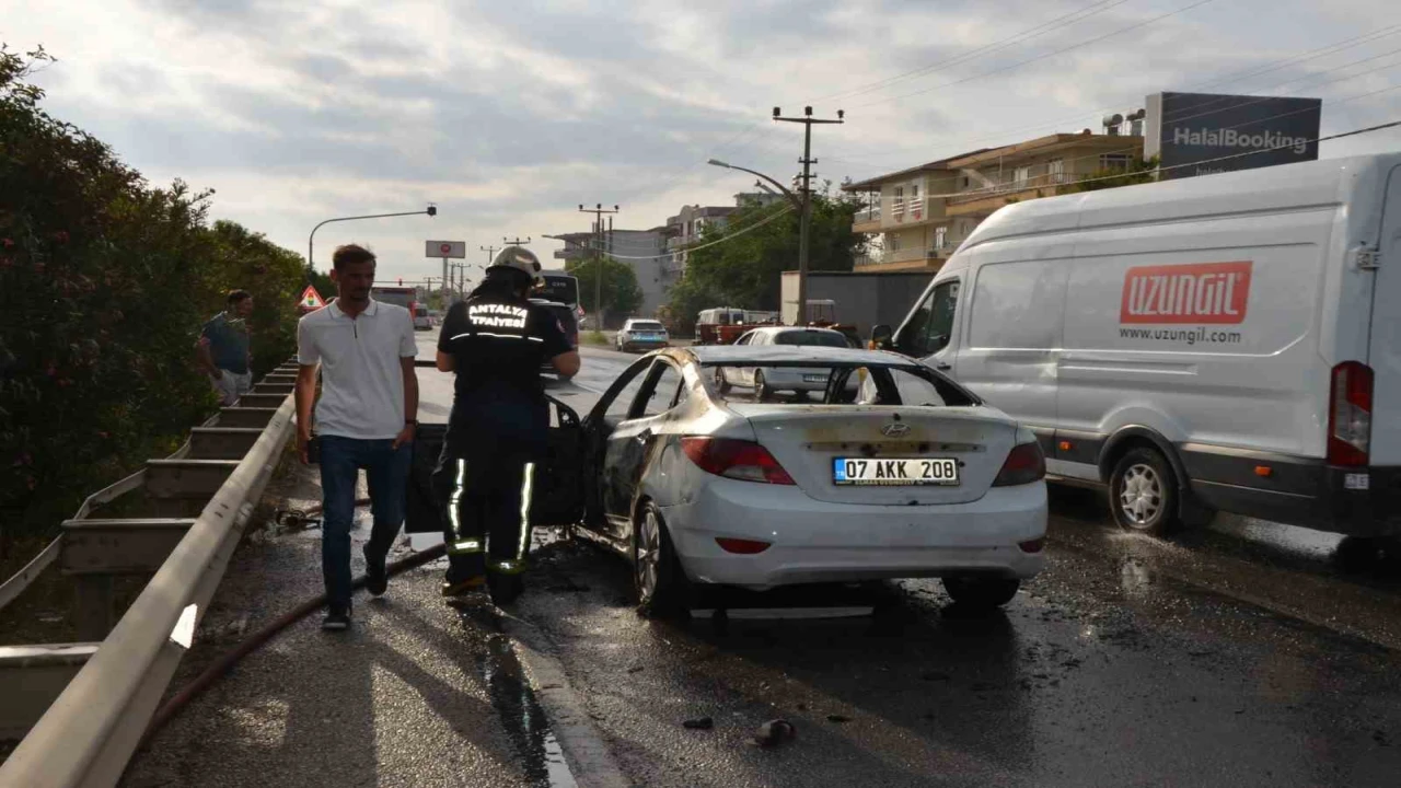 Serikte seyir halindeki otomobil alev alev yandı